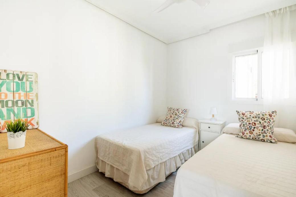 Apartamento Amplio Con 4 Habitaciones Y 2 Banos - Great Apartment With 4 Rooms - 2 Baths Севілья Екстер'єр фото